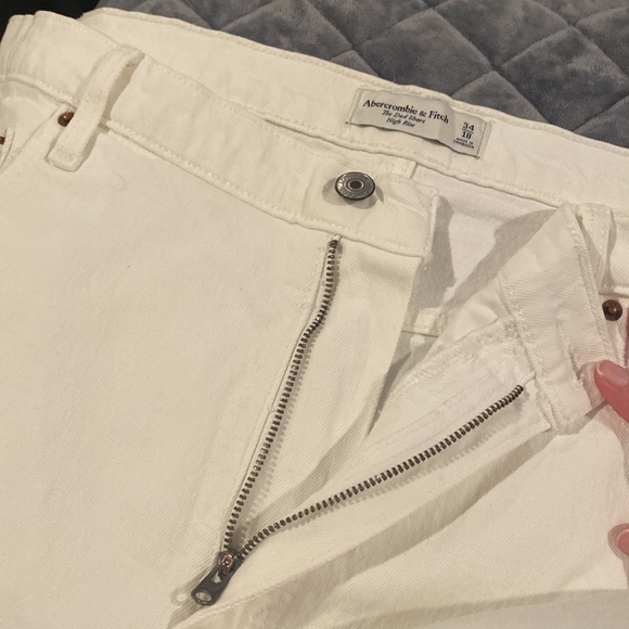 Abercrombie and Fitch White Denim High Rise Dad Short - Picture 5 of 7